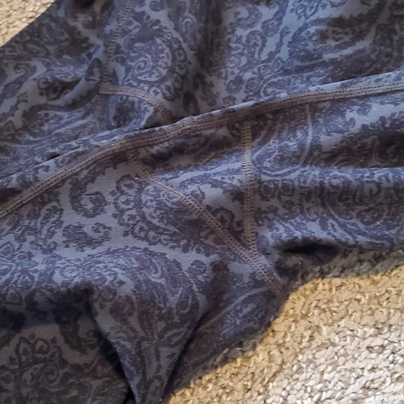 Trio Athleta Set. Leggings, capris, sports Bra - Picture 11 of 16